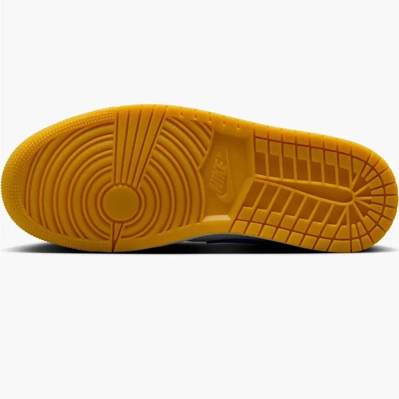 Air Jordan 1 Low Sneaker - Picture 3 of 8